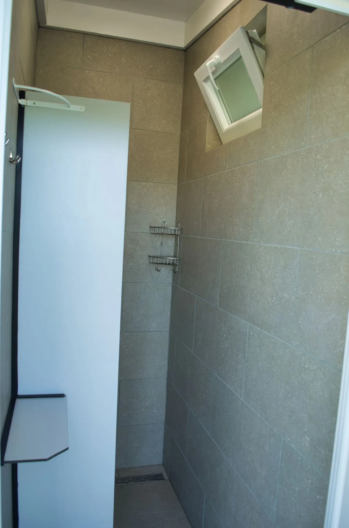 Moderne wastafel en spiegel in het sanitairgebouw